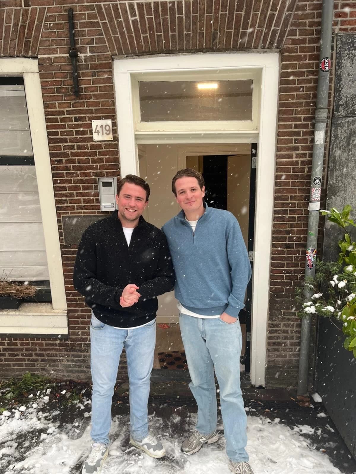 Maurits en Siem voor de deur van het kantoor van CareerStudent aan de Overtoom 419 in Amsterdam